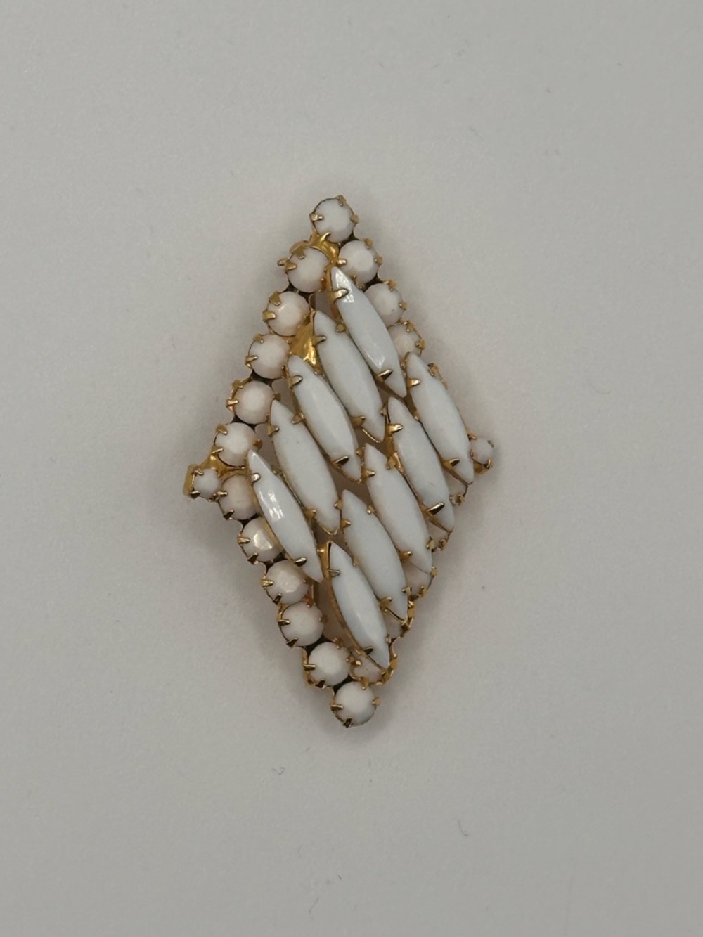 Vintage White Glass verified Juliana brooch ref#1165
